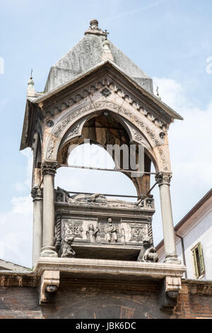 Marmor Grab von Guglielmo da Castelbarco aus dem Jahr 1320 an der Kirche von Sant'Anastasia in Verona (Italien). Stockfoto