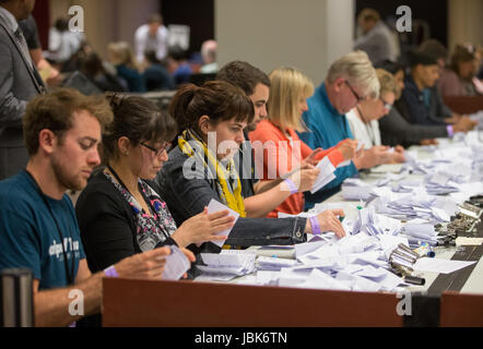 Menschen zählen und überprüfen die Stimmen in der Wahlnacht 8. Juni 2017 Stockfoto