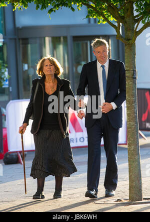 Konservativen Kandidaten, Zac Goldsmith, kommt im Twickenham Stadion mit seiner Mutter, Lady Annabel Goldsmith, das Ergebnis für Richmond zentrale Stockfoto