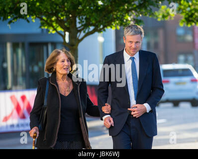 Konservativen Kandidaten, Zac Goldsmith, kommt im Twickenham Stadion mit seiner Mutter, Lady Annabel Goldsmith, das Ergebnis für Richmond zentrale Stockfoto