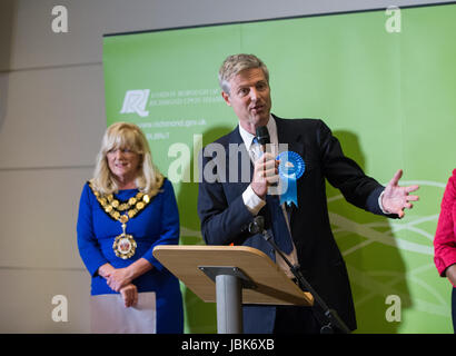 Konservativen Kandidaten, Zac Goldsmith, kommt im Twickenham Stadion mit seiner Mutter, Lady Annabel Goldsmith, das Ergebnis für Richmond zentrale Stockfoto