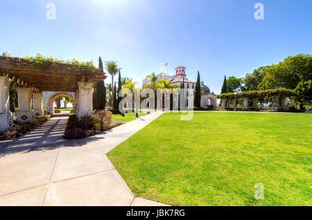 Ein Blick auf die Bögen und Pergola dekoriert mit bunten Mosaiken in den Balboa Park Gärten in San Diego, Kalifornien, Vereinigte Staaten von Amerika und der historischen naval medical center Stockfoto