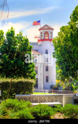 Ein Blick auf den Turm des historischen Naval Medical Center und des Zeichens in den Balboa Park Gärten in San Diego, Kalifornien, Vereinigte Staaten von Amerika. Ein Park voller outdoor-Aktivitäten. Stockfoto