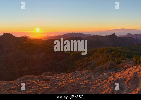 Romantische Aussicht vom Pico de Las Nieves bei Sonnenuntergang mit dem Teide im Hintergrund Stockfoto