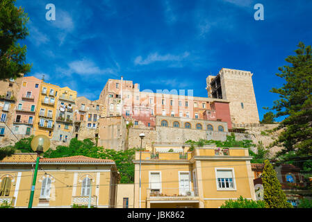 Cagliari Castello beherbergt Blick auf diesem Formular einen Abschnitt von den hohen Mauern, die die alte mittelalterlichen Castello Viertel in Cagliari umfassen. Stockfoto