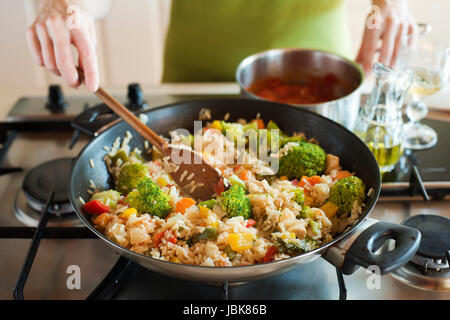 Frau Kochen Risotto auf Herd nah oben schießen Stockfoto