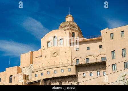 Rückansicht der Dom und die hohen Mauern der Castello im Zentrum von Cagliari, Sardinien, Cagliari Castello Sardinien. Stockfoto