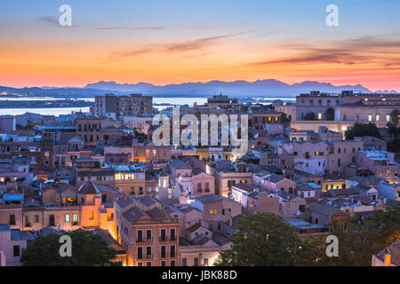 Cagliari-Sardinien Stadtbild, Luftbild des historischen Stampace Viertel von Cagliari in der Nacht mit der großen Lagune in der Ferne, Sardinien. Stockfoto