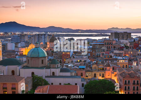 Cagliari-Sardinien Stadtbild, Luftbild des historischen Stampace Viertel von Cagliari in der Nacht mit der großen Lagune in der Ferne, Sardinien. Stockfoto