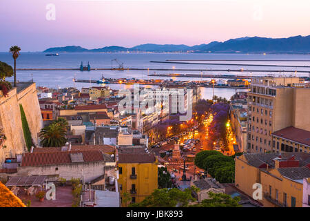 Cagliari Stadtbild Skyline, Blick in der Abenddämmerung von der Hauptverkehrsstraße in Cagliari - Largo Carlo Felice- und den Stadthafen in der Ferne, Sardinien. Stockfoto