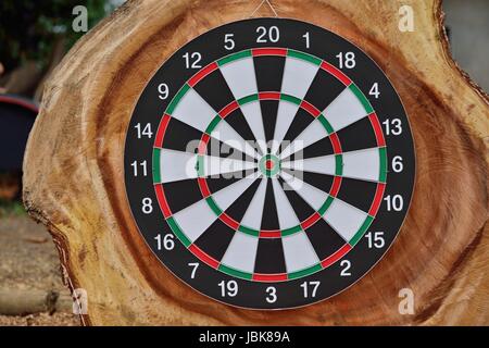 Dartscheibe hängen Holzwand. Stockfoto