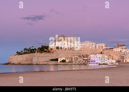 Sonnenuntergang über Papa Luna Schloss und Altstadt mit Blick auf den Strand von Playa Norte, Peniscola, Castellon, Spanien Stockfoto