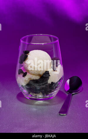 Cookies und Eis-Dessert im Glas Stockfoto