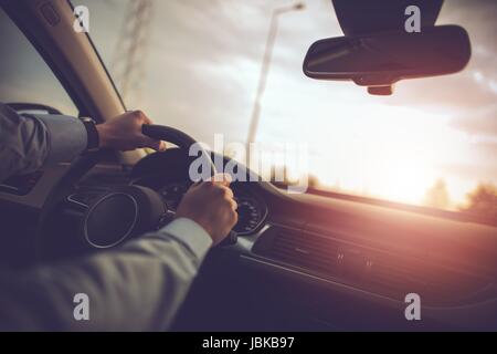 Auto Reisen für Business Konzept Foto. Geschäftsmann hinter dem Lenkrad. Transport-Thema. Stockfoto