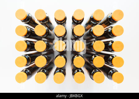 30 Medizin Ampullen mit orangefarbene Kappe vertikale Weitwinkel erschossen auf weißem Hintergrund Stockfoto