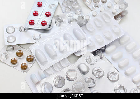 Große Haufen von verschreibungspflichtigen Medikamenten in Blister-Packungen Stockfoto