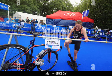 Großbritanniens Non Stanford Übergänge vom Wasser, das Fahrrad in der Frauen-Elite-Rennen während der Columbia Threadneedle World Triathlon Leeds. Stockfoto