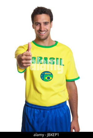 Brasilianische Fußball-Fan Daumen auftauchen, denn er ist glücklich über seine Fußball-Nationalmannschaft auf einem isolierten weißen Hintergrund für Ausschnitt lachen Stockfoto