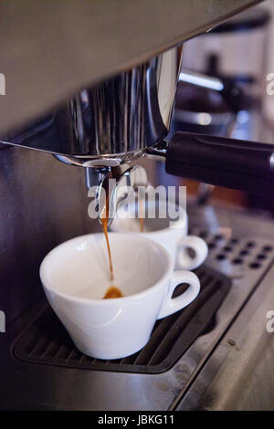 Nahaufnahme der professionelle standard Espresso-Maschine im Café mit Kaffee in zwei Tassen Brühvorgang Gruppe filtern Stockfoto