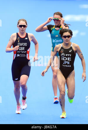 Großbritanniens Non Stanford (links) konkurriert in der Elite Frauen Rennen während der Columbia Threadneedle World Triathlon Leeds. Stockfoto