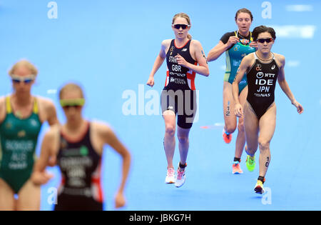 Großbritanniens Non Stanford (Mitte) konkurriert in der Elite Frauen Rennen während der Columbia Threadneedle World Triathlon Leeds. Stockfoto