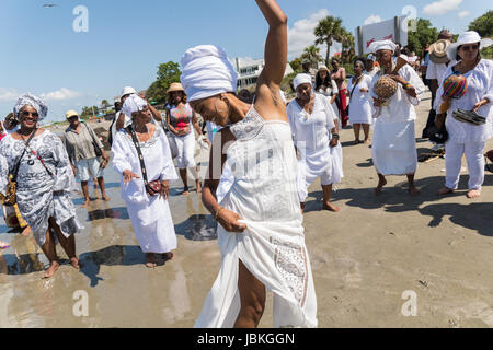 Nachkommen von versklavten Afrikanern brachte nach Charleston im Middle Passage Tanz zu Ehren ihrer Angehörigen verloren, während eine Gedenkveranstaltung am Meer entlang 10. Juni 2017 in Sullivans Island, South Carolina. Die Middle Passage bezieht sich auf den Dreieckshandel in dem Millionen von Afrikanern als Teil des Atlantischen Sklavenhandels in die neue Welt verschifft wurden. Schätzungsweise 15 % der Afrikaner starben in den Prozess der Erfassung und den Transport auf See und erheblich mehr. Die Gesamtzahl der afrikanischen Todesfälle, die direkt auf die Middle Passage Reise beläuft sich auf bis zu 2 Millionen Afr Stockfoto