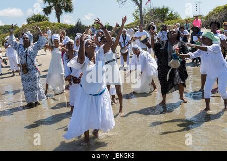 Nachkommen von versklavten Afrikanern brachte nach Charleston im Middle Passage Tanz zu Ehren ihrer Angehörigen verloren, während eine Gedenkveranstaltung am Meer entlang 10. Juni 2017 in Sullivans Island, South Carolina. Die Middle Passage bezieht sich auf den Dreieckshandel in dem Millionen von Afrikanern als Teil des Atlantischen Sklavenhandels in die neue Welt verschifft wurden. Schätzungsweise 15 % der Afrikaner starben in den Prozess der Erfassung und den Transport auf See und erheblich mehr. Die Gesamtzahl der afrikanischen Todesfälle, die direkt auf die Middle Passage Reise beläuft sich auf bis zu 2 Millionen Afr Stockfoto