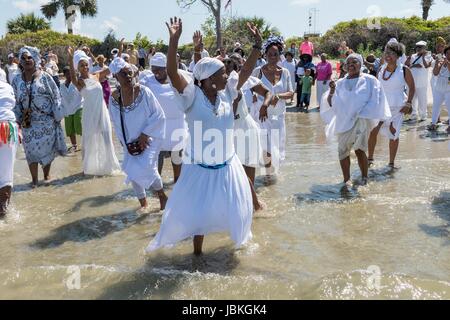 Nachkommen von versklavten Afrikanern brachte nach Charleston im Middle Passage Tanz zu Ehren ihrer Angehörigen verloren, während eine Gedenkveranstaltung am Meer entlang 10. Juni 2017 in Sullivans Island, South Carolina. Die Middle Passage bezieht sich auf den Dreieckshandel in dem Millionen von Afrikanern als Teil des Atlantischen Sklavenhandels in die neue Welt verschifft wurden. Schätzungsweise 15 % der Afrikaner starben in den Prozess der Erfassung und den Transport auf See und erheblich mehr. Die Gesamtzahl der afrikanischen Todesfälle, die direkt auf die Middle Passage Reise beläuft sich auf bis zu 2 Millionen Afr Stockfoto