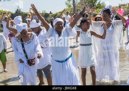 Nachkommen von versklavten Afrikanern brachte nach Charleston im Middle Passage Tanz zu Ehren ihrer Angehörigen verloren, während eine Gedenkveranstaltung am Meer entlang 10. Juni 2017 in Sullivans Island, South Carolina. Die Middle Passage bezieht sich auf den Dreieckshandel in dem Millionen von Afrikanern als Teil des Atlantischen Sklavenhandels in die neue Welt verschifft wurden. Schätzungsweise 15 % der Afrikaner starben in den Prozess der Erfassung und den Transport auf See und erheblich mehr. Die Gesamtzahl der afrikanischen Todesfälle, die direkt auf die Middle Passage Reise beläuft sich auf bis zu 2 Millionen Afr Stockfoto