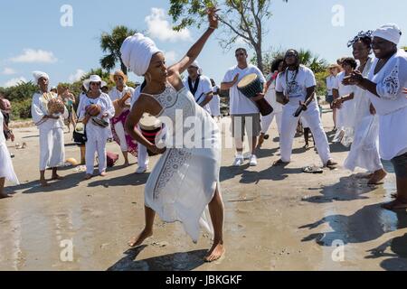 Nachkommen von versklavten Afrikanern brachte nach Charleston im Middle Passage Tanz zu Ehren ihrer Angehörigen verloren, während eine Gedenkveranstaltung am Meer entlang 10. Juni 2017 in Sullivans Island, South Carolina. Die Middle Passage bezieht sich auf den Dreieckshandel in dem Millionen von Afrikanern als Teil des Atlantischen Sklavenhandels in die neue Welt verschifft wurden. Schätzungsweise 15 % der Afrikaner starben in den Prozess der Erfassung und den Transport auf See und erheblich mehr. Die Gesamtzahl der afrikanischen Todesfälle, die direkt auf die Middle Passage Reise beläuft sich auf bis zu 2 Millionen Afr Stockfoto