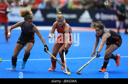 England Frauen Sarah Haycroft (Mitte) kämpfen um den Ball gegen Niederlande Frauen Maria Vershoor (links) und Marloes Keetels (rechts) während der Investec International match bei Lee Valley Hockey Centre, London. Stockfoto