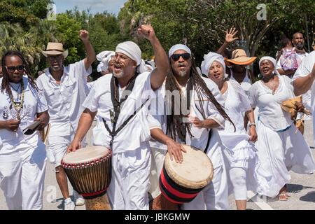 Nachkommen von versklavten Afrikanern nach Charleston in den mittleren Durchgang brachte halten eine Prozession zu Ehren ihre Angehörigen verloren, während eine Gedenkveranstaltung am Fort Moultie National Monument 10. Juni 2017 in Sullivans Island, South Carolina. Die Middle Passage bezieht sich auf den Dreieckshandel in dem Millionen von Afrikanern als Teil des Atlantischen Sklavenhandels in die neue Welt verschifft wurden. Schätzungsweise 15 % der Afrikaner starben in den Prozess der Erfassung und den Transport auf See und erheblich mehr. Die Gesamtzahl der afrikanischen Todesfälle, die direkt auf die Middle Passage-Reise wird geschätzt Stockfoto