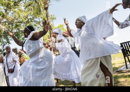 Nachkommen der versklavten Afrikanern brachte nach Charleston im Middle Passage Tanz zu Ehren ihrer Angehörigen verloren, während eine Gedenkveranstaltung entlang dem Salzwasser Marsh 10. Juni 2017 in Sullivans Island, South Carolina. Die Middle Passage bezieht sich auf den Dreieckshandel in dem Millionen von Afrikanern als Teil des Atlantischen Sklavenhandels in die neue Welt verschifft wurden. Schätzungsweise 15 % der Afrikaner starben in den Prozess der Erfassung und den Transport auf See und erheblich mehr. Die Gesamtzahl der afrikanischen Todesfälle, die direkt auf die Middle Passage-Reise wird auf bis zu 2 Millionen geschätzt. Stockfoto