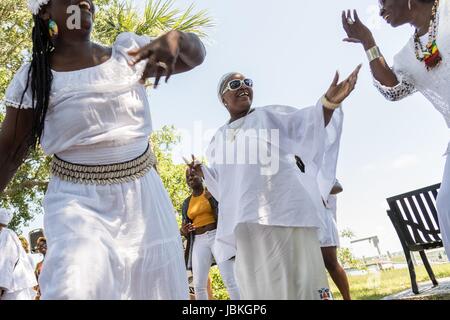 Nachkommen der versklavten Afrikanern brachte nach Charleston im Middle Passage Tanz zu Ehren ihrer Angehörigen verloren, während eine Gedenkveranstaltung entlang dem Salzwasser Marsh 10. Juni 2017 in Sullivans Island, South Carolina. Die Middle Passage bezieht sich auf den Dreieckshandel in dem Millionen von Afrikanern als Teil des Atlantischen Sklavenhandels in die neue Welt verschifft wurden. Schätzungsweise 15 % der Afrikaner starben in den Prozess der Erfassung und den Transport auf See und erheblich mehr. Die Gesamtzahl der afrikanischen Todesfälle, die direkt auf die Middle Passage-Reise wird auf bis zu 2 Millionen geschätzt. Stockfoto