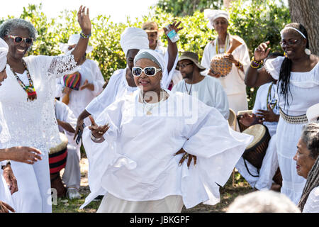 Nachkommen der versklavten Afrikanern brachte nach Charleston im Middle Passage Tanz zu Ehren ihrer Angehörigen verloren, während eine Gedenkveranstaltung entlang dem Salzwasser Marsh 10. Juni 2017 in Sullivans Island, South Carolina. Die Middle Passage bezieht sich auf den Dreieckshandel in dem Millionen von Afrikanern als Teil des Atlantischen Sklavenhandels in die neue Welt verschifft wurden. Schätzungsweise 15 % der Afrikaner starben in den Prozess der Erfassung und den Transport auf See und erheblich mehr. Die Gesamtzahl der afrikanischen Todesfälle, die direkt auf die Middle Passage-Reise wird auf bis zu 2 Millionen geschätzt. Stockfoto