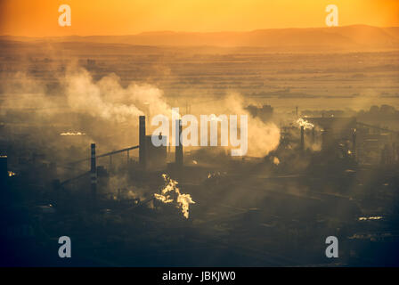 Eine Fabrik gegen Sonnenuntergang im Überblick Stockfoto