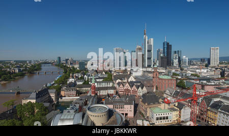 FRANKFURT AM MAIN, Deutschland - 3. Juni 2013: Luftbild der Innenstadt mit dem größten Geschäftsviertel in Europa Stockfoto