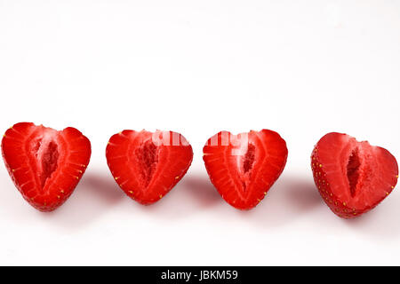 Zwei rote frisch gewaschenen Erdbeeren isoliert auf weißem Hintergrund. Makrofoto hautnah. In zwei Hälften geschnitten. Stockfoto