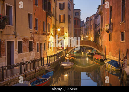 Venedig, Italien - 13. März 2014: Blick zum Rio dei Frari-Kanal in Morgen-Dämmerung Stockfoto