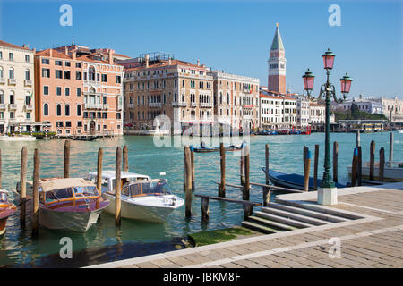 Venedig, Italien - 13. März 2014: Canal Grande und Boote für die Kirche Santa Maria della Salute. Stockfoto