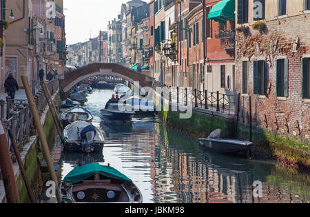 Venedig, Italien - 14. März 2014: Accommodata und Kanal Rio di Santa Anna im Abendlicht Stockfoto