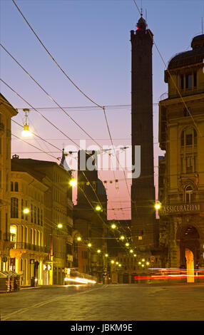 BOLOGNA, Italien - 15. März 2014: Torre Asinelli und Torre Garisenda Türme in der Abenddämmerung aus über Rizolli. Stockfoto