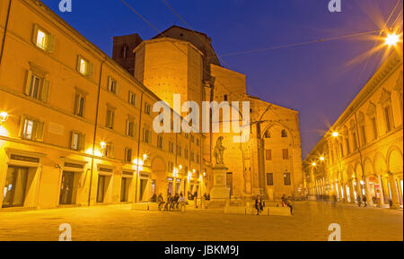 BOLOGNA, Italien - 15. März 2014: Piazza Galvani Platz mit dem Dom oder San Petronio Kirche Sonntag Morgen. Stockfoto