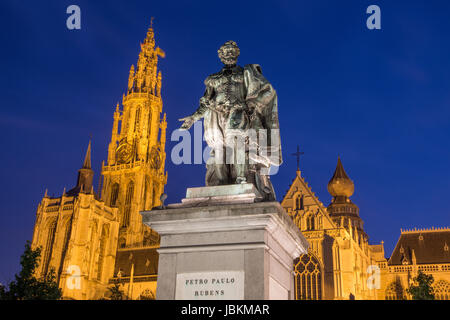 Antwerpen - Statue des Malers Rubens und Turm der Kathedrale von Willem Geefs (1805-1883) in Dämmerung Stockfoto