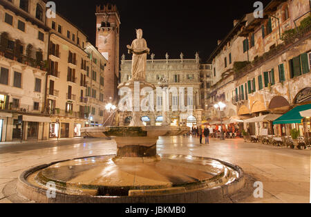 Verona - Brunnen auf der Piazza Erbe in in der Nacht und Porta Leona und Palazzo Maffei in backgroud Stockfoto