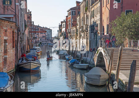 Venedig, Italien - 13. März 2014: Fondamneta Gasparo Contrarini Straße und Kanal Rio Madonna. Stockfoto