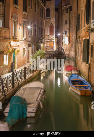 Venedig, Italien - 11. März 2014: Blick auf Cale Lavezzera Canla in der Nacht Stockfoto