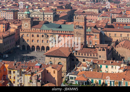 Bologna - Outlook von Torre Asinelli Palazzo Podesta und Palazzo Comunale in Morgen Stockfoto