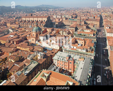 Bologna - Ausblick von Torre Asinelli auf Dom und Palazzo Comunale in Morgen Stockfoto