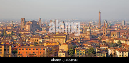 Bologna - Outlook in Bologna Altstadt von der Kirche San Michele in Bosco im Abendlicht Stockfoto